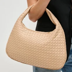 Adela Hobo