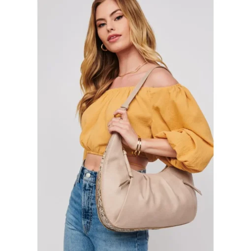 Leora Hobo