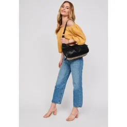 Leora Hobo