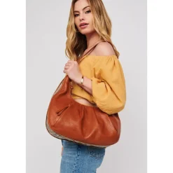 Leora Hobo