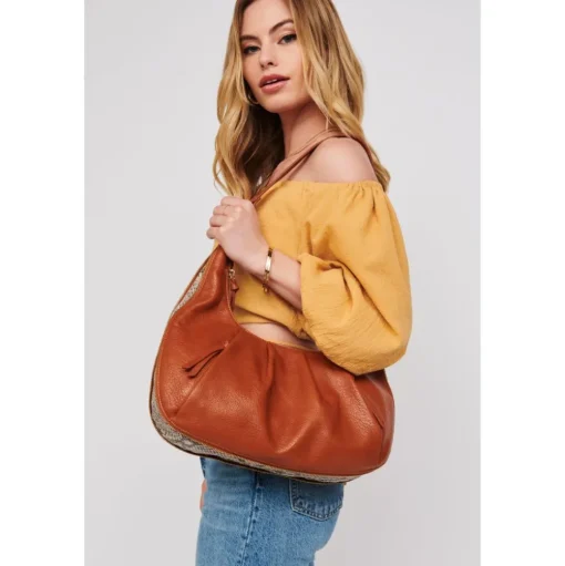 Leora Hobo