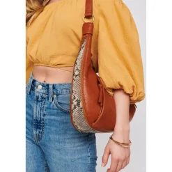 Leora Hobo